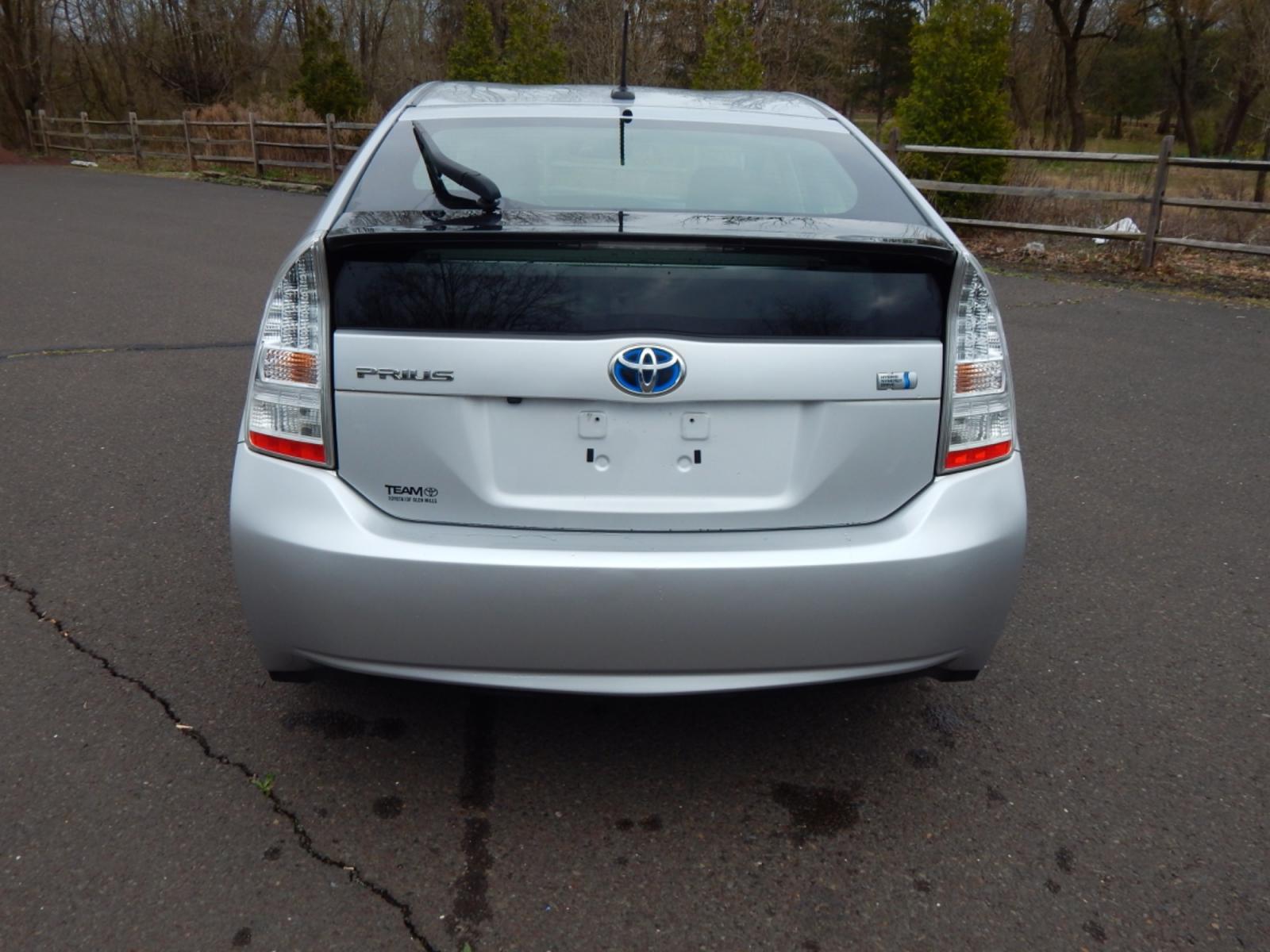 2010 Silver /Gray Leather Toyota Prius IV (JTDKN3DU1A0) with an 1.8 liter 4cyl hybrid engine, CVT Automatic transmission, located at 6528 Lower York Road, New Hope, PA, 18938, (215) 862-9555, 40.358707, -74.977882 - Photo #7